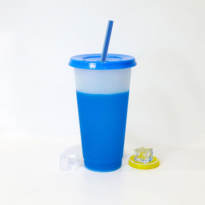 Estilo de diseño minimalista 24 oz de plástico libre de BPA con tapa y paja