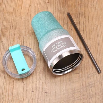 Copo de agua aislado de acero inoxidable con paja para viajes y estilos de vida activos