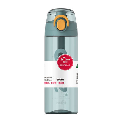 Botella de agua transparente de 600 ml de Tritán Botella de plástico para bebidas deportivas con tapa de mango