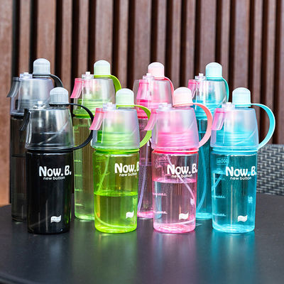 Botella de agua deportiva de plástico con función de niebla de enfriamiento
