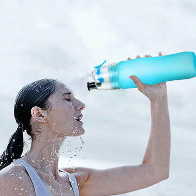 Botella de agua deportiva de plástico con función de niebla de enfriamiento