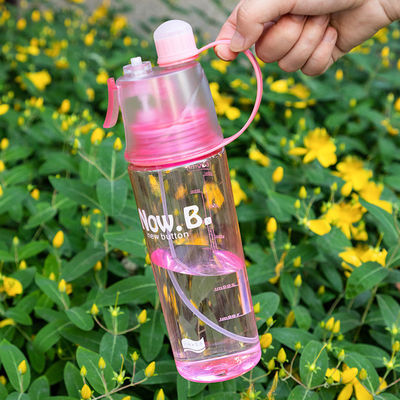 Botella de agua deportiva de plástico con función de niebla de enfriamiento