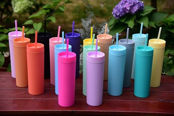 Múltiples estilos de diseño botellas de agua de plástico de grado alimenticio de 16 oz para tumbler