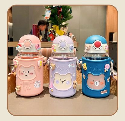 620 ml de pegatina 3D portátil botella de agua de plástico diseño de oso lindo para niños y estudiantes