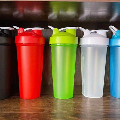 En stock 700ml Bebidas negras Botellas de plástico Fitness Bpa gratis Personalizado Slim Plain Gym Protein Shaker Botella de gimnasio Tazas con logotipo