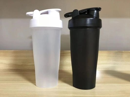 En stock 700ml Bebidas negras Botellas de plástico Fitness Bpa gratis Personalizado Slim Plain Gym Protein Shaker Botella de gimnasio Tazas con logotipo