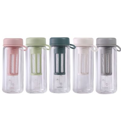 Botella de agua de plástico de Tritán libre de BPA con balanza para gimnasio