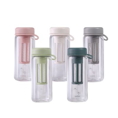 Gimnasio de actividades al aire libre Botella de agua de plástico portátil con infusor de té y línea de capacidad