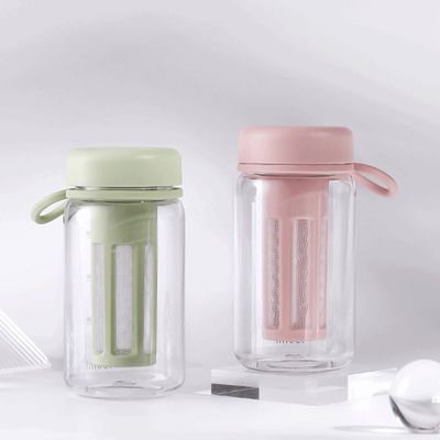 Gimnasio de actividades al aire libre Botella de agua de plástico portátil con infusor de té y línea de capacidad
