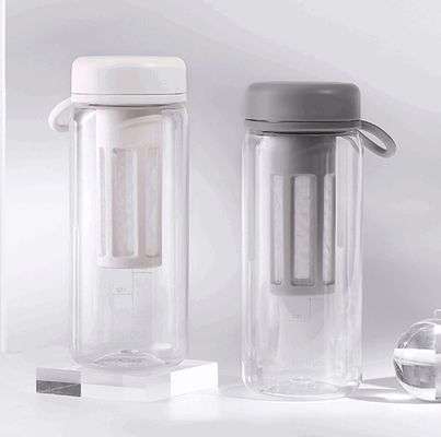 Gimnasio de actividades al aire libre Botella de agua de plástico portátil con infusor de té y línea de capacidad