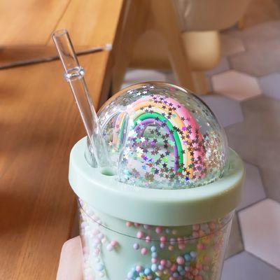 Bebida directa Copa de té de leche acrílica de cúpula de doble pared con sequillas de color personalizado