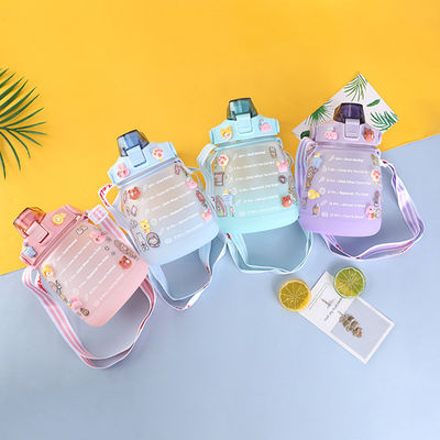 Servicio orientado al cliente Botella de agua para niños de 45 oz con etiqueta y gran capacidad