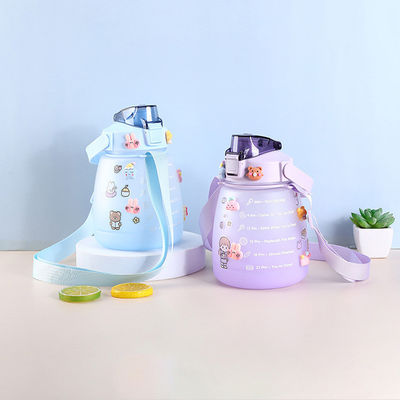 Servicio orientado al cliente Botella de agua para niños de 45 oz con etiqueta y gran capacidad