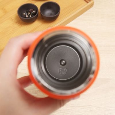 Botella de agua de acero inoxidable aislada al vacío con filtro de té