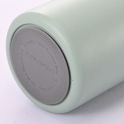 Estilo de diseño contemporáneo Botella de agua de acero inoxidable de 500 ml / 600 ml con mango de cuerda