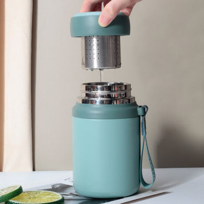 Mantente hidratado en tu aventura de campamento con esta botella de agua aislada de acero inoxidable