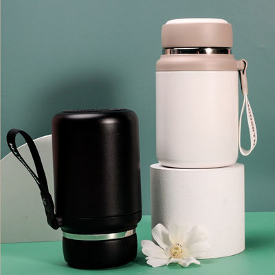 Mantente hidratado en tu aventura de campamento con esta botella de agua aislada de acero inoxidable
