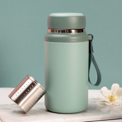 Logotipo personalizado Botella de agua portátil de metal para café y agua con hielo aislado