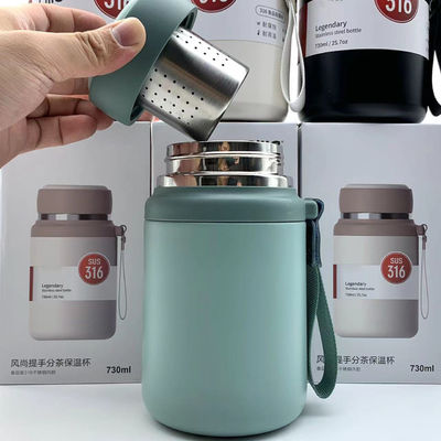 Logotipo personalizado Botella de agua portátil de metal para café y agua con hielo aislado