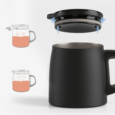 Taza de viaje aislada a prueba de derrames de acero inoxidable estilo nórdico con mango