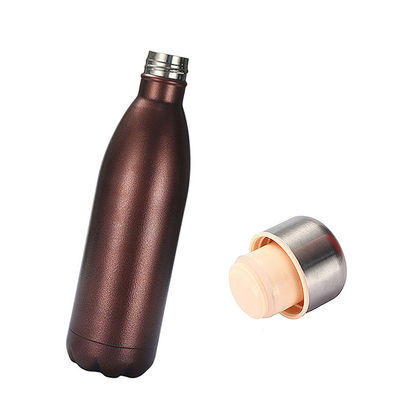 Función Botella de agua reciclable con tapa de 1 litro de acero inoxidable aislada para el deporte