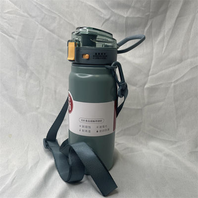 Botellas de agua de sublimación verde aisladas al vacío y personalizadas para clubes deportivos