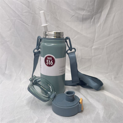 Botellas de agua de sublimación verde aisladas al vacío y personalizadas para clubes deportivos