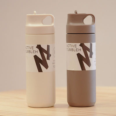 Botellas de agua de vacío de doble pared de 550 ml de capacidad Botellas deportivas aisladas con mango