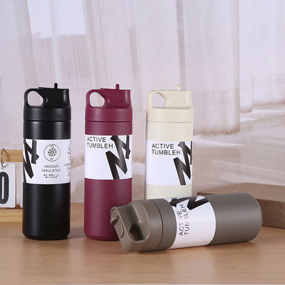 Botellas de agua de vacío de doble pared de 550 ml de capacidad Botellas deportivas aisladas con mango