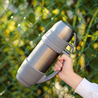 Botella de agua de acero inoxidable de 1000 ml aislada al vacío ideal para aventuras al aire libre