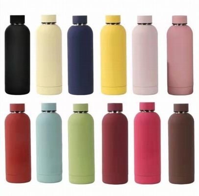 Botella de agua de pintura de caucho de acero inoxidable 304 500 ml con tapa de calidad alimentaria PP