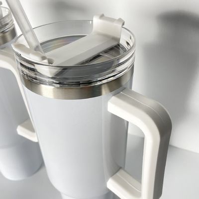 Logotipo personalizado 40 oz de sublimación blanca de acero inoxidable Flasca de vacío con cacerola de hielo de paja