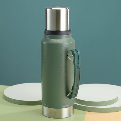 Disfrute de bebidas calientes o frías en su viaje de campamento con este frasco de vacío aislado de 1L