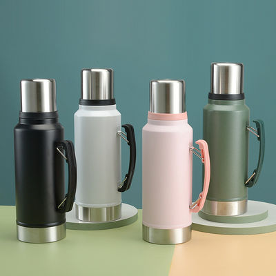 Disfrute de bebidas calientes o frías en su viaje de campamento con este frasco de vacío aislado de 1L