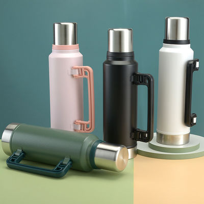 Disfrute de bebidas calientes o frías en su viaje de campamento con este frasco de vacío aislado de 1L