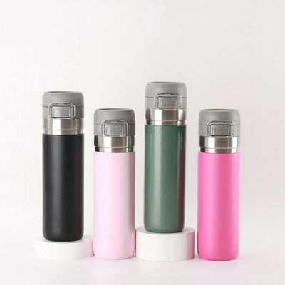 Botella de agua de acero inoxidable de 700 ml aislada al vacío para una retención óptima de la temperatura