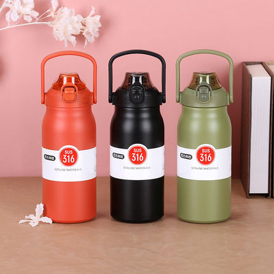 Botella de vacío de diseño contemporáneo con tapa de mango de paja para entusiastas del fitness