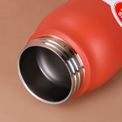 Botella de vacío de diseño contemporáneo con tapa de mango de paja para entusiastas del fitness